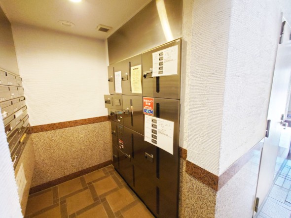 宅配ボックスがあるためご不在時であってもお帰りの際に大きな荷物をお受け取りいただけます。
