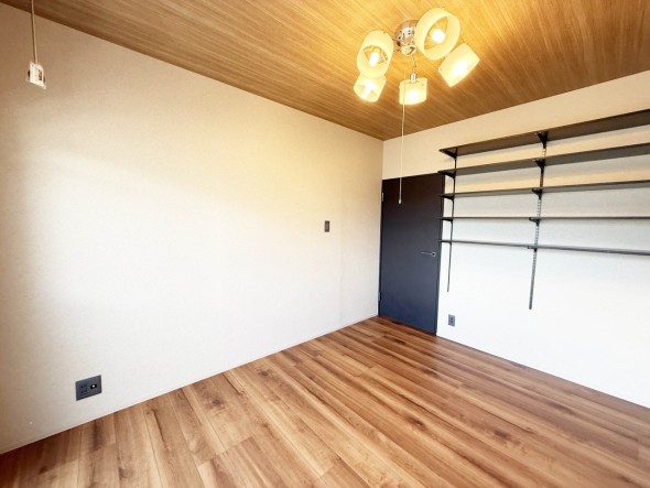 洋室6帖。フローリングの部屋は清潔感があり、日々のお掃除も楽で助かります。