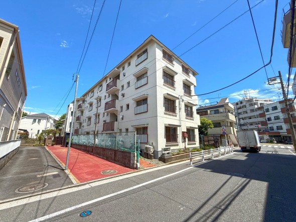 マンション外観。日当たりの良さが外観からも伝わります。