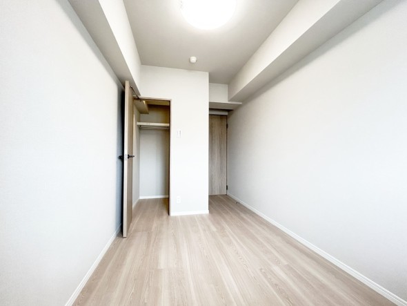 一日の疲れをいやしてくれる主寝室。時を忘れて過ごす場所として過ごせるお部屋です。