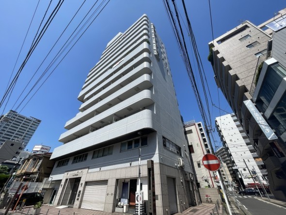 マンション外観。生活利便性に優れた立地環境。