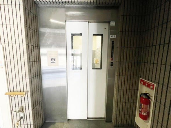エレベーター付きのマンションです。