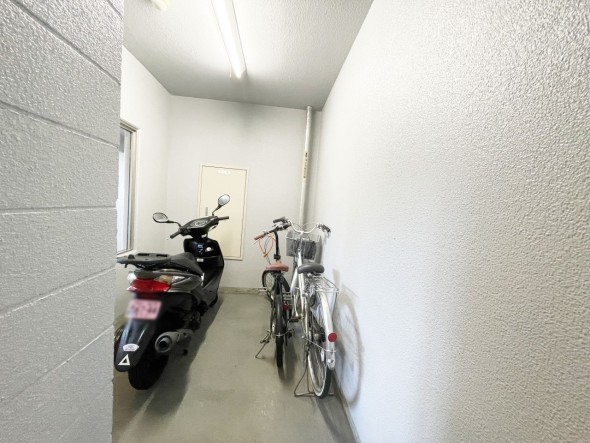 敷地内駐輪場・バイク置き場。空き状況要確認。