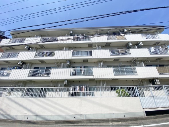爽やかな青空の下に贅沢なほどに降り注ぐ陽光、豊かな居住性と、クオリティが見事に調和した住空間は、住まうことの喜びを感じさせてくれ