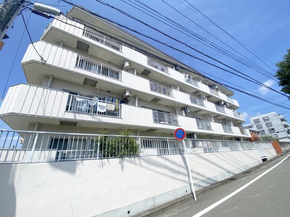 マンション外観。生活利便性に優れた立地環境。