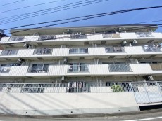 爽やかな青空の下に贅沢なほどに降り注ぐ陽光、豊かな居住性と、クオリティが見事に調和した住空間は、住まうことの喜びを感じさせてくれ