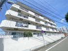 マンション外観。生活利便性に優れた立地環境。