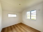 洋室5.2帖。フローリングの部屋は清潔感があり、日々のお掃除も楽で助かります。