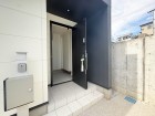 居住者の帰り、訪れる方を優しく迎え、やすらぎに満ちた生活空間を予感させる。健やかな暮らしを楽しめそう。
