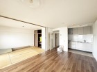 リビングの戸を開くと隣の和室とつながり広々使えます。