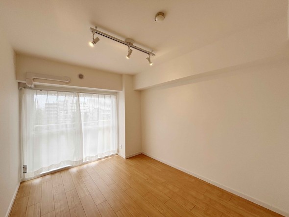一日の疲れをいやしてくれる主寝室。時を忘れて過ごす場所として過ごせるお部屋です。