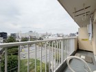 日差しの差し込むバルコニー