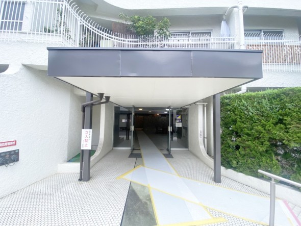 お客様をお迎えする玄関は落ち着いた雰囲気。帰り着くたびに洗練されたテイストの空間に迎えられ誇りと喜びを感じる玄関まわりです。