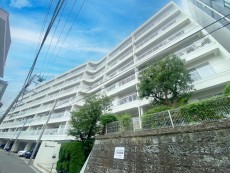 爽やかな青空の下に贅沢なほどに降り注ぐ陽光、豊かな居住性と、クオリティが見事に調和した住空間は、住まうことの喜びを感じさせてくれ