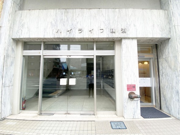 お客様をお迎えする玄関は落ち着いた雰囲気。帰り着くたびに洗練されたテイストの空間に迎えられ誇りと喜びを感じる玄関まわりです。