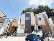 爽やかな青空の下に贅沢なほどに降り注ぐ陽光、豊かな居住性と、クオリティが見事に調和した住空間は、住まうことの喜びを感じさせてくれ