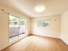 洋室8帖。一日の疲れをいやしてくれる空間。時を忘れて過ごす場所として過ごせるお部屋です。