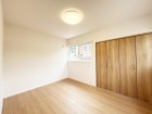 洋室6帖。フローリングの部屋は清潔感があり、日々のお掃除も楽で助かります。