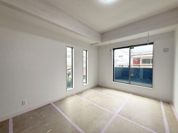 フローリングの部屋は清潔感があり、日々のお掃除も楽で助かりますね！