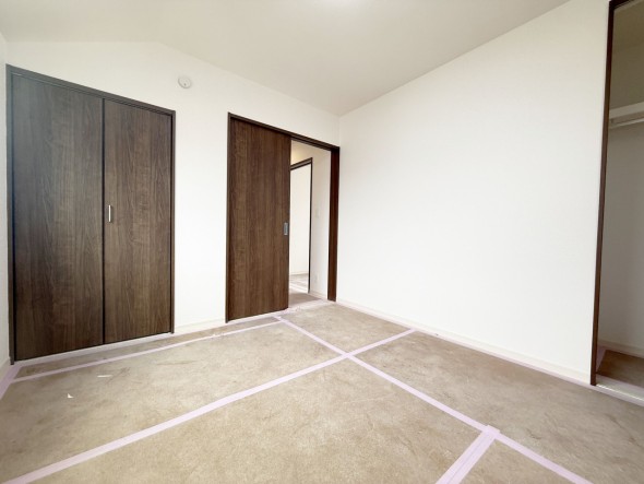 一日の疲れをいやしてくれる主寝室。時を忘れて過ごす場所として過ごせるお部屋です。