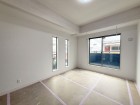 フローリングの部屋は清潔感があり、日々のお掃除も楽で助かりますね！