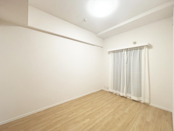 洋室5帖。フローリングの部屋は清潔感があり、日々のお掃除も楽で助かります。