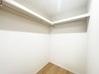 たっぷり入るウォークインクローゼットは奥行きがあるのでたくさん収納できます。