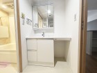 十分な大きさの洗面台は、身だしなみチェックや歯磨きなど、朝の慌ただしい時間でも余裕とゆとりを感じて頂けます。