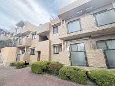 爽やかな青空の下に贅沢なほどに降り注ぐ陽光、豊かな居住性と、クオリティが見事に調和した住空間は、住まうことの喜びを感じさせてくれ