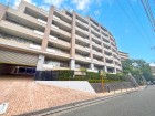 マンション外観。生活利便性に優れた立地環境。