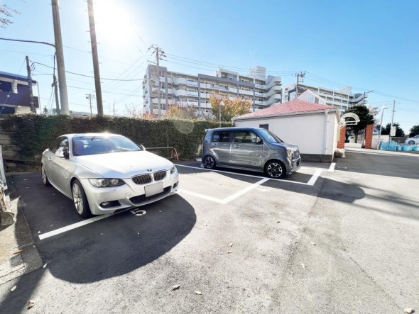 敷地内駐車場がございます。空き状況等に関しましてはお気軽にお問い合わせください。