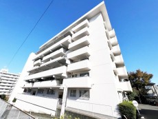 爽やかな青空の下に贅沢なほどに降り注ぐ陽光、豊かな居住性と、クオリティが見事に調和した住空間は、住まうことの喜びを感じさせてくれ