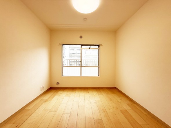 洋室6帖。フローリングの部屋は清潔感があり、日々のお掃除も楽で助かります。
