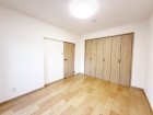 洋室6帖。明るくあたたかな居室では、朝の目覚めも気持ちよく起きられます。