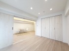 洋室6帖。明るくあたたかな居室では、朝の目覚めも気持ちよく起きられます。