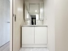 真っ白な洗面台で、気持ちの良い朝を迎えられそうです。