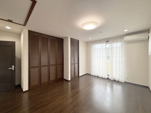 フローリングの部屋は清潔感があり、日々のお掃除も楽で助かりますね！