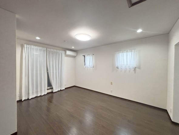 一日の疲れをいやしてくれる主寝室。時を忘れて過ごす場所として過ごせるお部屋です。