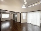 キッチンからはリビング全体が見渡せる設計。 小さなお子様が遊ぶ様子を見守りながらお料理ができますね。