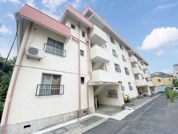爽やかな青空の下に贅沢なほどに降り注ぐ陽光、豊かな居住性と、クオリティが見事に調和した住空間は、住まうことの喜びを感じさせてくれ