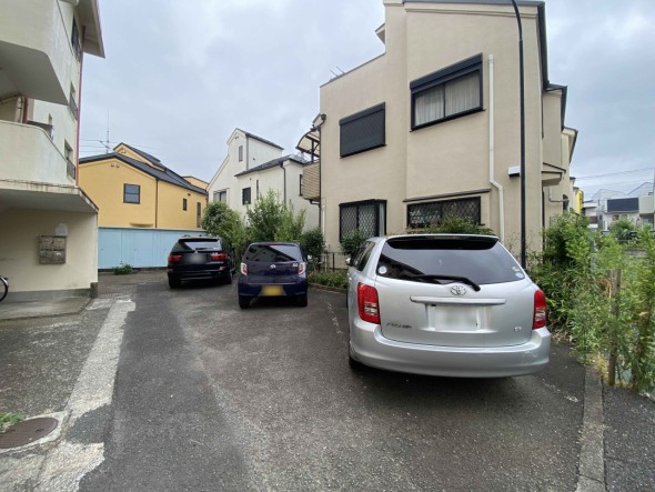 敷地内駐車場がございます。空き状況等に関しましてはお気軽にお問い合わせください。
