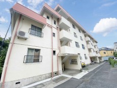 爽やかな青空の下に贅沢なほどに降り注ぐ陽光、豊かな居住性と、クオリティが見事に調和した住空間は、住まうことの喜びを感じさせてくれ