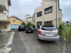 敷地内駐車場がございます。空き状況等に関しましてはお気軽にお問い合わせください。