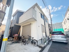 爽やかな青空の下に贅沢なほどに降り注ぐ陽光、豊かな居住性と、クオリティが見事に調和した住空間は、住まうことの喜びを感じさせてくれ
