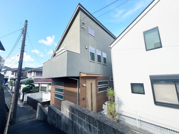 爽やかな青空の下に贅沢なほどに降り注ぐ陽光、豊かな居住性と、クオリティが見事に調和した住空間は、住まうことの喜びを感じさせてくれ