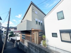 爽やかな青空の下に贅沢なほどに降り注ぐ陽光、豊かな居住性と、クオリティが見事に調和した住空間は、住まうことの喜びを感じさせてくれ