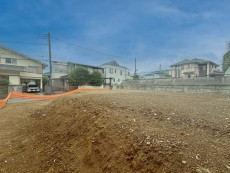 青空広がる解放感ある立地です。