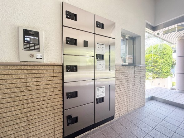 宅配ボックスがあるためご不在時であってもお帰りの際に大きな荷物をお受け取りいただけます。