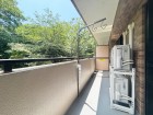 日差しの差し込むバルコニー