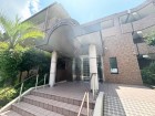 お客様をお迎えする玄関は落ち着いた雰囲気。帰り着くたびに洗練されたテイストの空間に迎えられ誇りと喜びを感じる玄関まわりです。